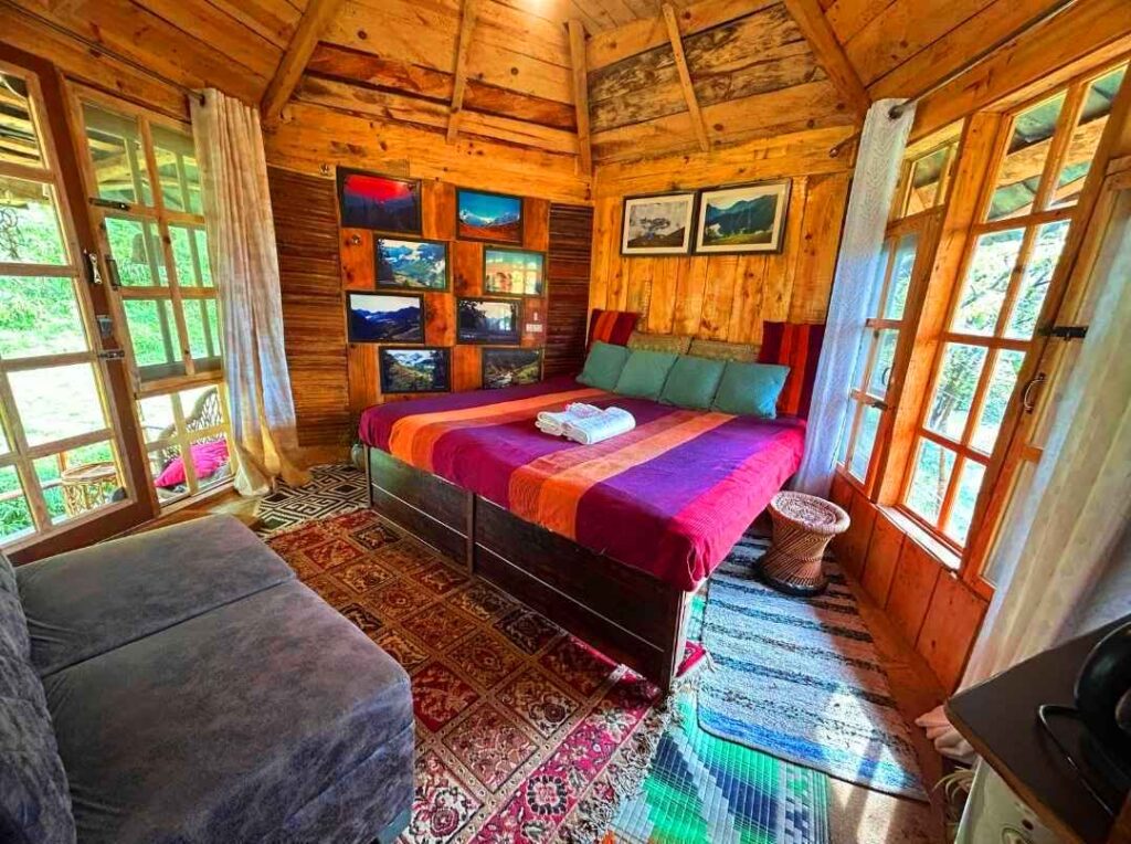 wooden Machaan Cottage in Bir Billing